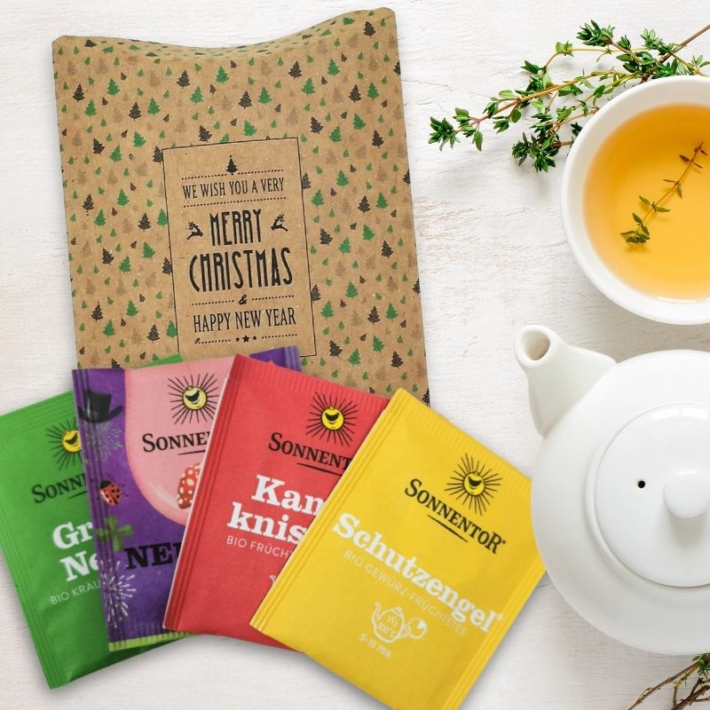 Weihnachtlich-winterliche Tee-Sets schön verpackt, Motiv: Tannenbaumtapete